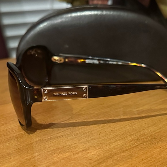 (SOLD) Michael Kors Tortoise Sunglassed - Picture 4 of 8